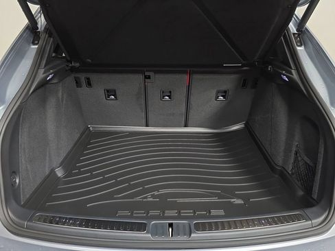 Certified 2025 Porsche Macan AWD/4WD image 25