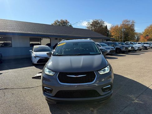 Used 2022 Chrysler Pacifica Touring-L image 2