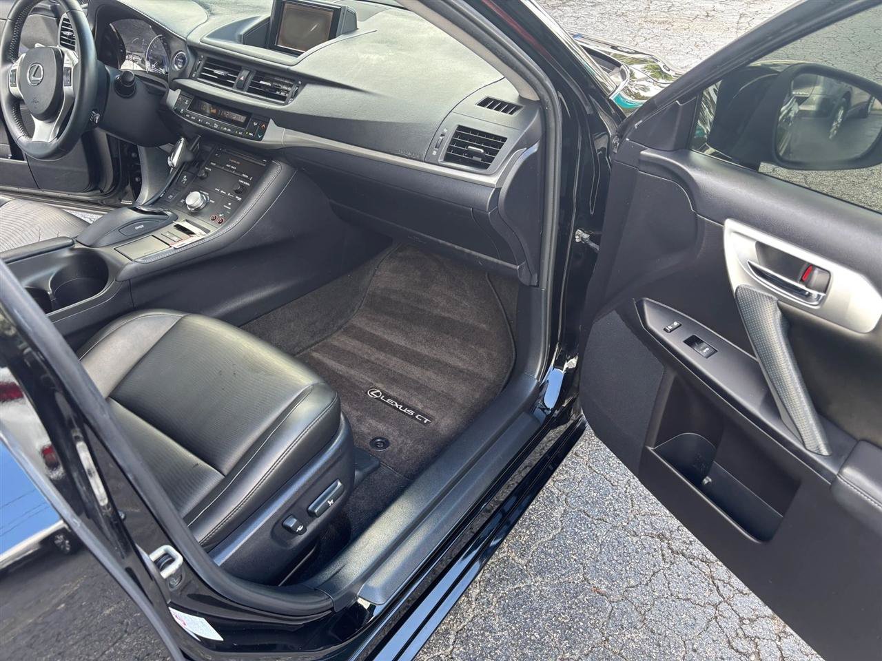 Used 2013 Lexus CT 200h w/ Premium Pkg w/Navigation FWD image 10
