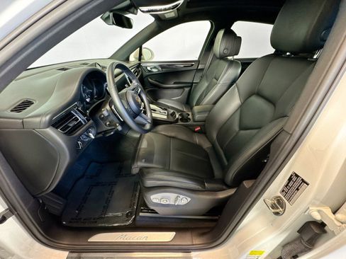 Certified 2022 Porsche Macan image 5