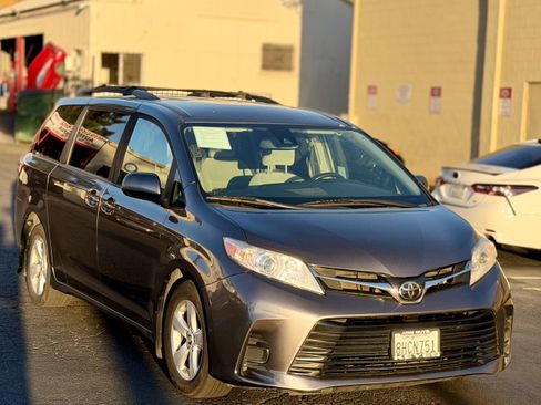 Used 2019 Toyota Sienna LE w/ Carpet Mat Package FWD image 5