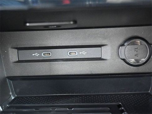 Certified 2025 Volkswagen Taos SE w/ Panoramic Sunroof Package image 23