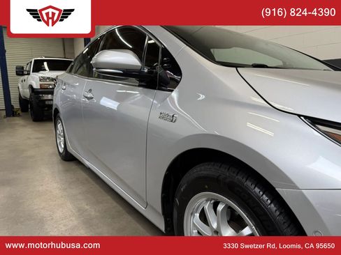 Used 2017 Toyota Prius Prime Advanced w/ Carpet Mat Package FWD image 10