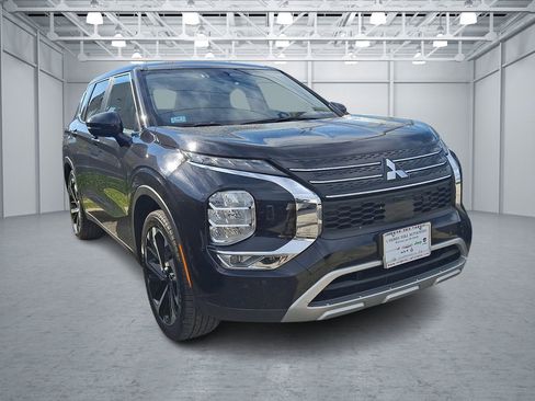 Used 2024 Mitsubishi Outlander SE AWD/4WD image 3