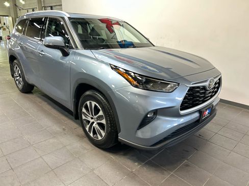 Used 2022 Toyota Highlander XLE AWD/4WD image 2