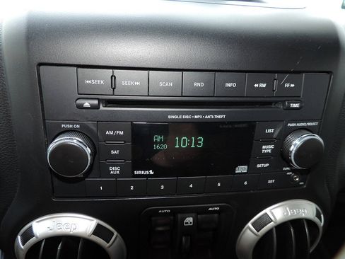 Used 2016 Jeep Wrangler Unlimited Rubicon image 21