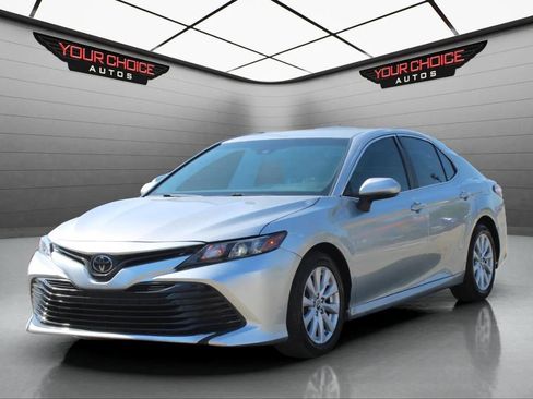 Used 2018 Toyota Camry LE image 1