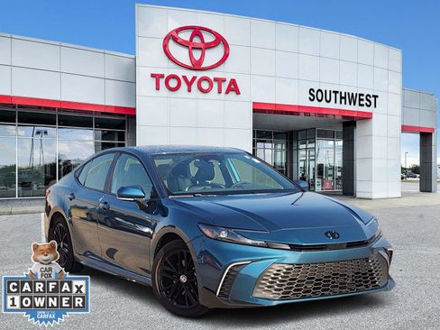 Used 2025 Toyota Camry SE w/ Convenience Package FWD image 1