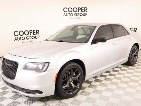 Used 2023 Chrysler 300 Touring w/ Sport Appearance Package RWD image 9
