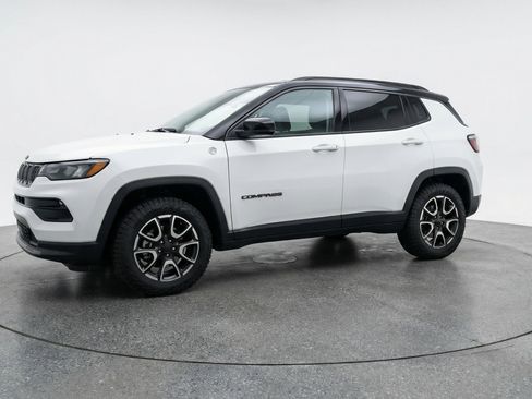 Used 2025 Jeep Compass Trailhawk image 3