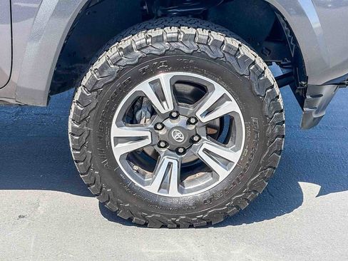 Used 2018 Toyota Tacoma TRD Sport w/ Technology Package image 9