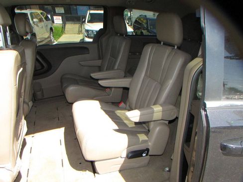 Used 2015 Chrysler Town & Country Touring image 13