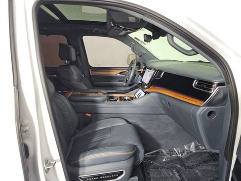 Used 2022 Jeep Grand Wagoneer Series III image 11