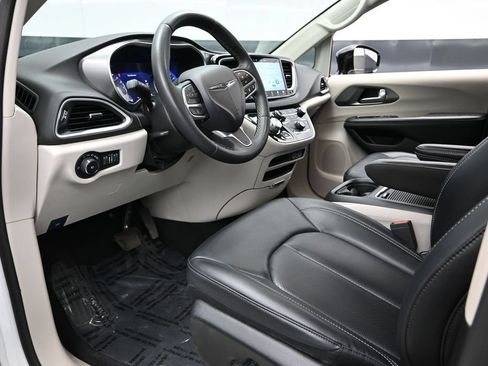 Used 2024 Chrysler Pacifica Touring-L FWD image 19