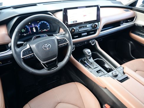 Used 2025 Toyota Grand Highlander AWD image 26