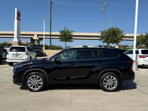 Used 2024 Toyota Highlander Limited FWD image 8
