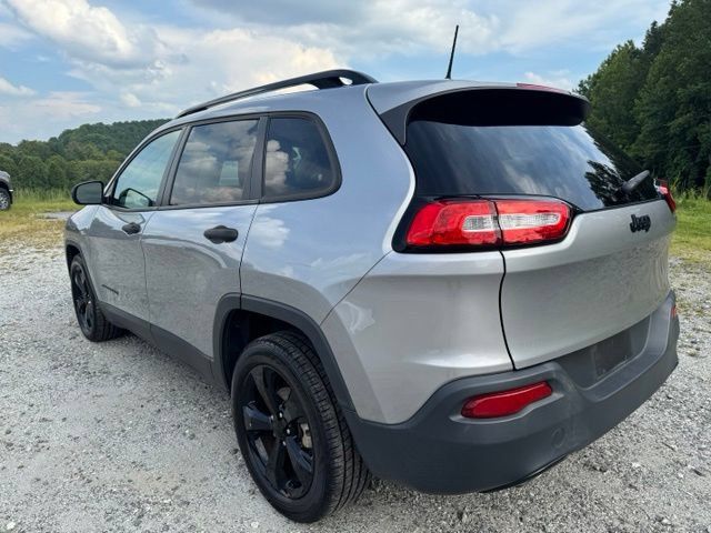 Used 2017 Jeep Cherokee Sport FWD image 5