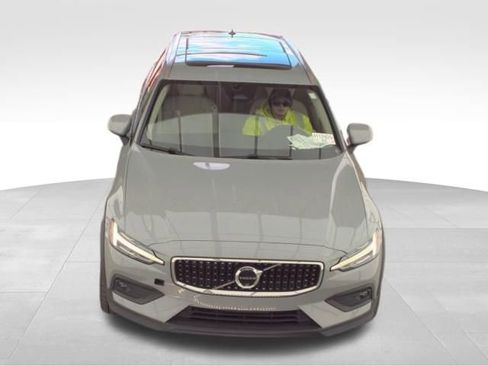 Used 2025 Volvo V60 B5 Cross Country Plus AWD/4WD image 6