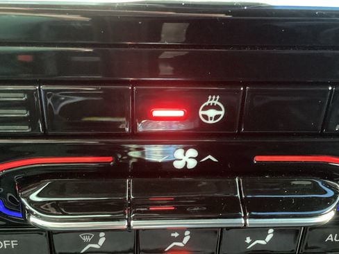 Used 2025 Jeep Grand Cherokee Altitude RWD image 30