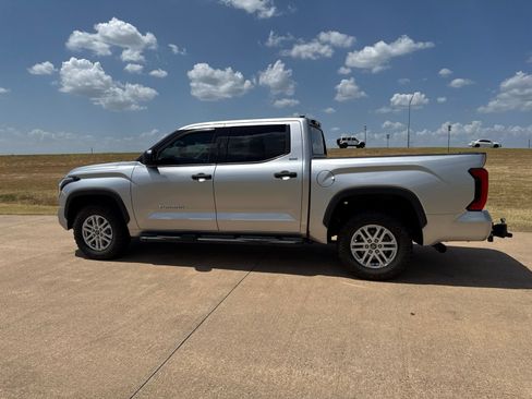 Used 2022 Toyota Tundra SR5 AWD/4WD image 9