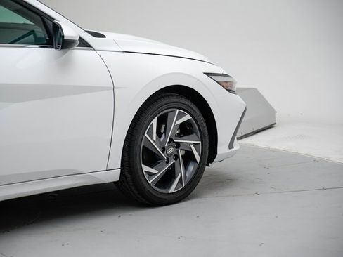 Used 2025 Hyundai Elantra SEL image 7