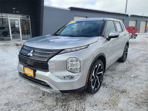 Used 2022 Mitsubishi Outlander SE image 1