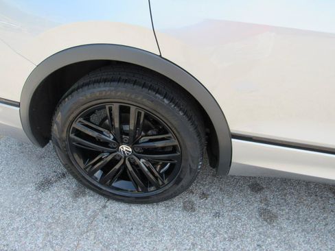 Used 2022 Volkswagen Tiguan SE R-Line AWD/4WD image 4