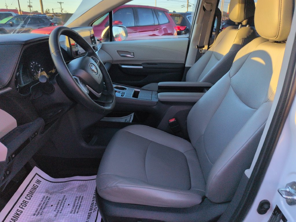 Certified 2023 Toyota Sienna XLE FWD image 9