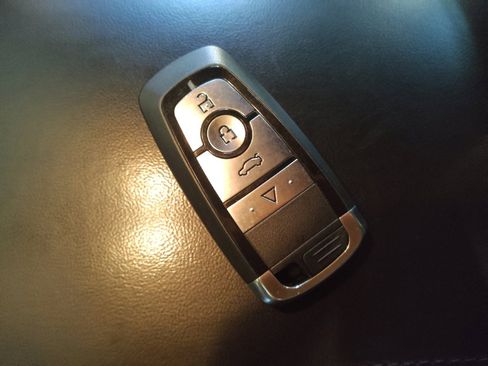 Used 2018 Jeep Grand Cherokee Laredo image 32