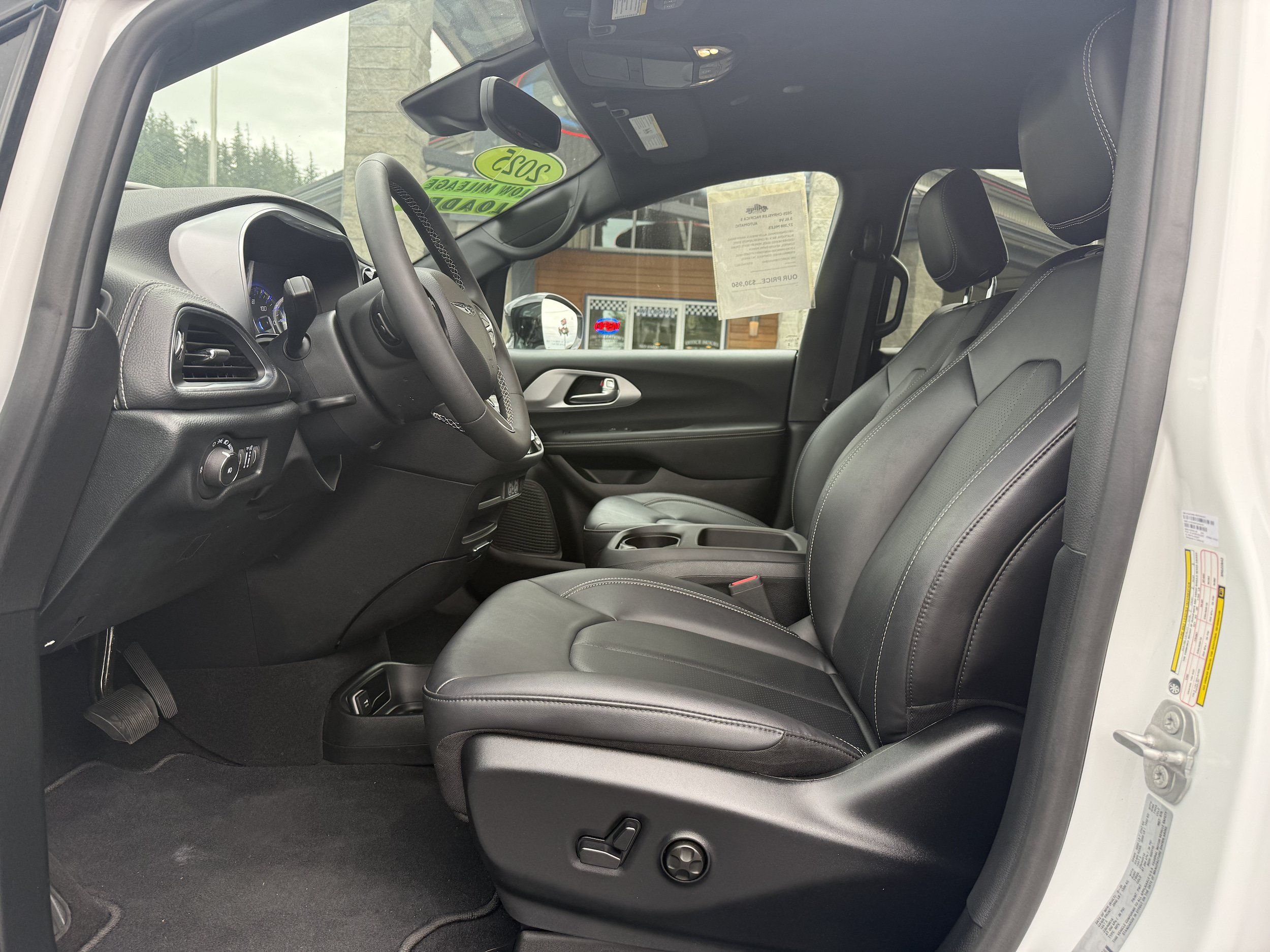 Used 2025 Chrysler Pacifica Select FWD image 12