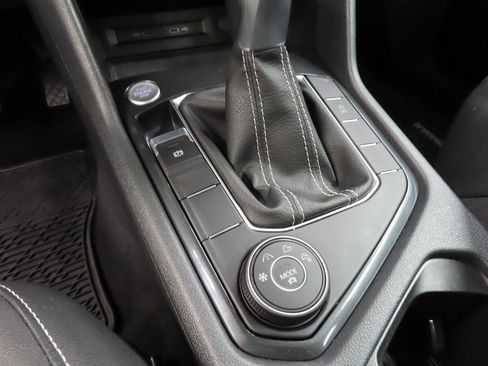 Used 2022 Volkswagen Tiguan SE image 52