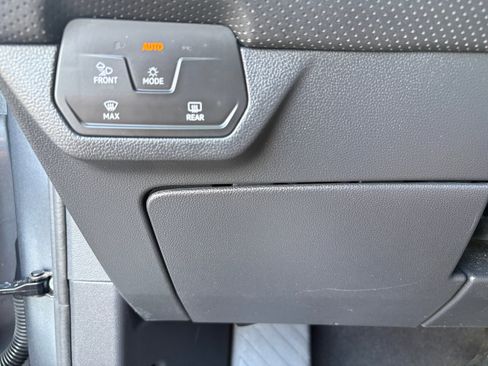 Certified 2025 Volkswagen Atlas SE image 23