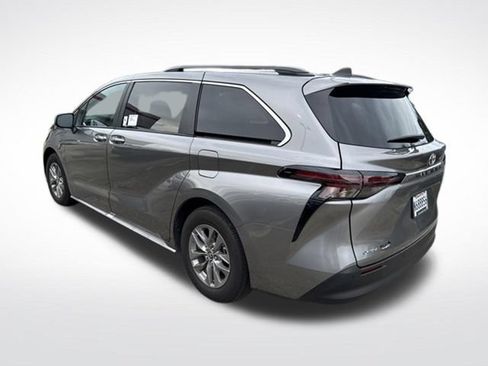 Used 2026 Toyota Sienna XLE FWD image 3
