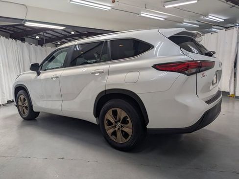 Used 2023 Toyota Highlander Bronze Edition image 4