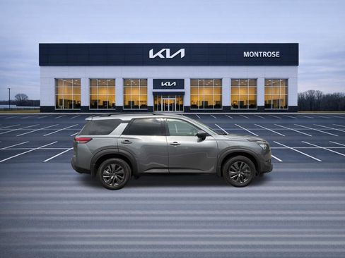 Used 2023 Nissan Pathfinder SV image 4