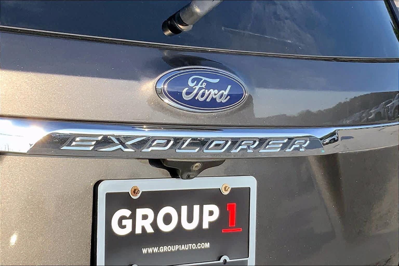Used 2017 Ford Explorer Limited w/ Equipment Group 301A FWD image 8