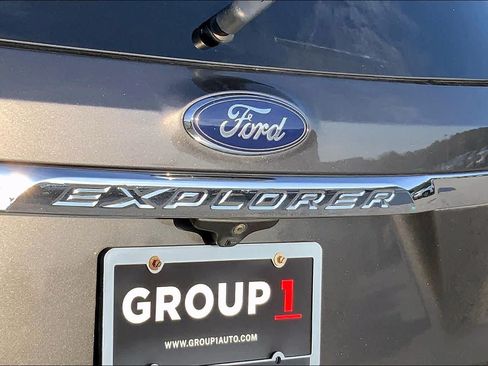 Used 2017 Ford Explorer Limited w/ Equipment Group 301A FWD image 8