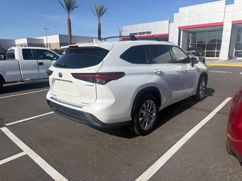 Used 2023 Toyota Highlander Limited FWD image 5