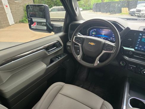 Used 2024 Chevrolet Silverado 2500 LTZ w/ LTZ Convenience Package AWD/4WD image 9