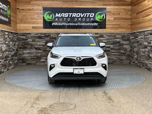 Used 2023 Toyota Highlander XLE AWD/4WD image 3