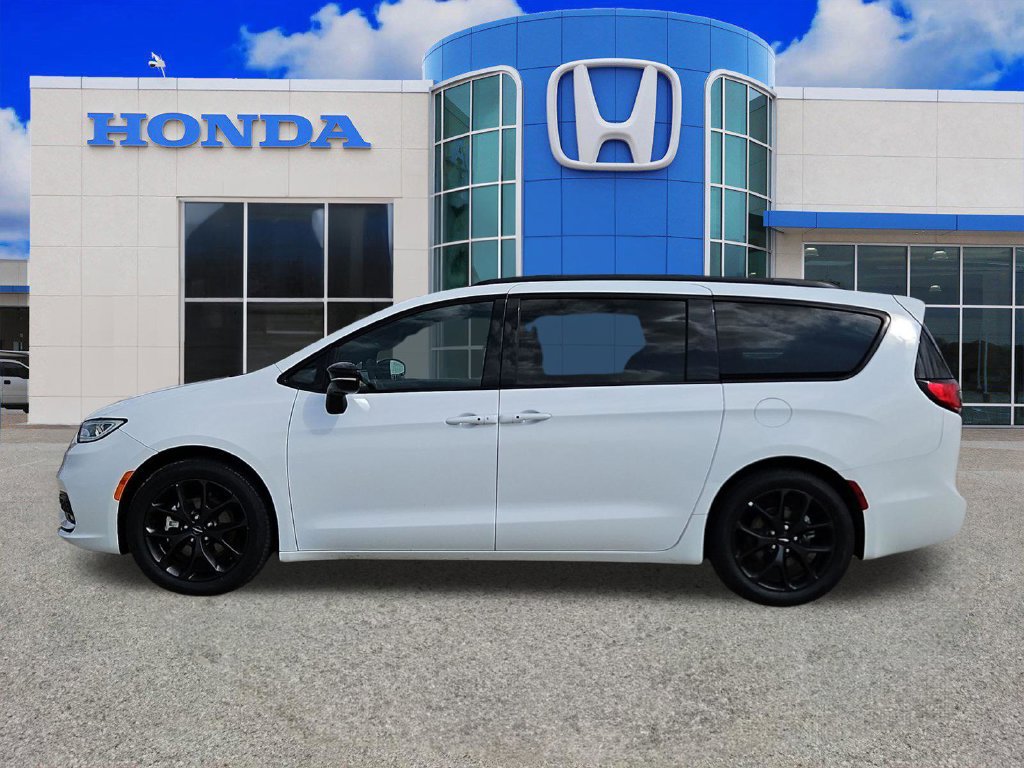Used 2025 Chrysler Pacifica Limited FWD image 6