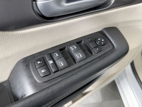 Used 2024 Chrysler Pacifica Touring-L image 21