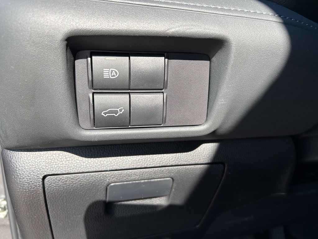 Used 2022 Toyota Highlander XLE FWD image 18