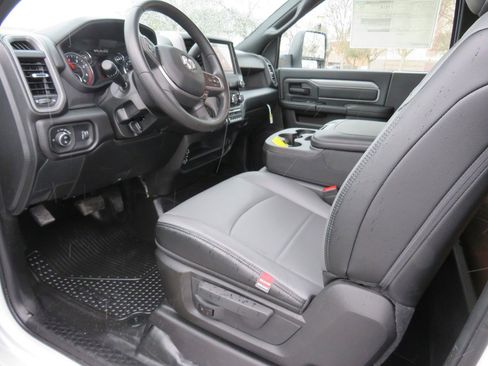 New 2024 RAM 3500 Tradesman image 27