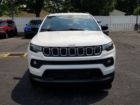 Used 2024 Jeep Compass Latitude AWD/4WD image 3