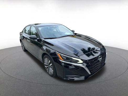 Used 2025 Nissan Altima 2.5 SV image 2