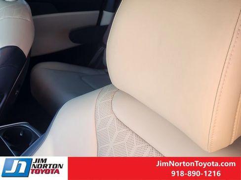 Used 2025 Kia Carnival EX image 16