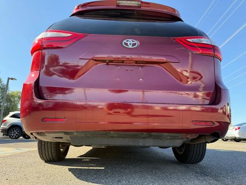 Used 2018 Toyota Sienna LE image 42