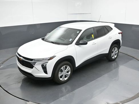 Used 2025 Chevrolet Trax LS image 43