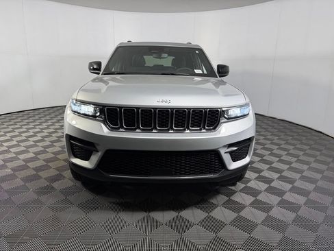 Used 2024 Jeep Grand Cherokee Laredo X RWD image 11